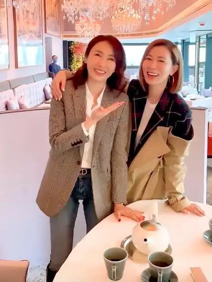 黎姿佘诗曼同框引回忆衣着得体笑容明媚五十岁年龄三十岁的脸