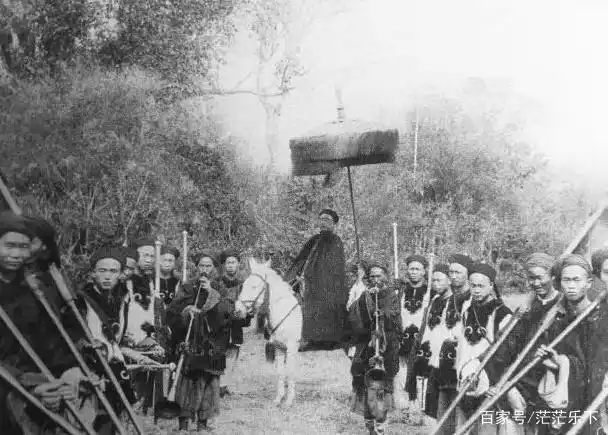 老照片:图一骑马出行的官员,图三清朝时期的巨人和他的老婆