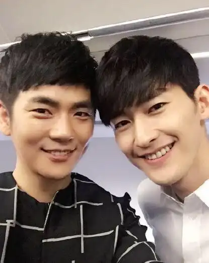 男星合影拼颜值拼身高岳云鹏搞笑李易峰身高不足