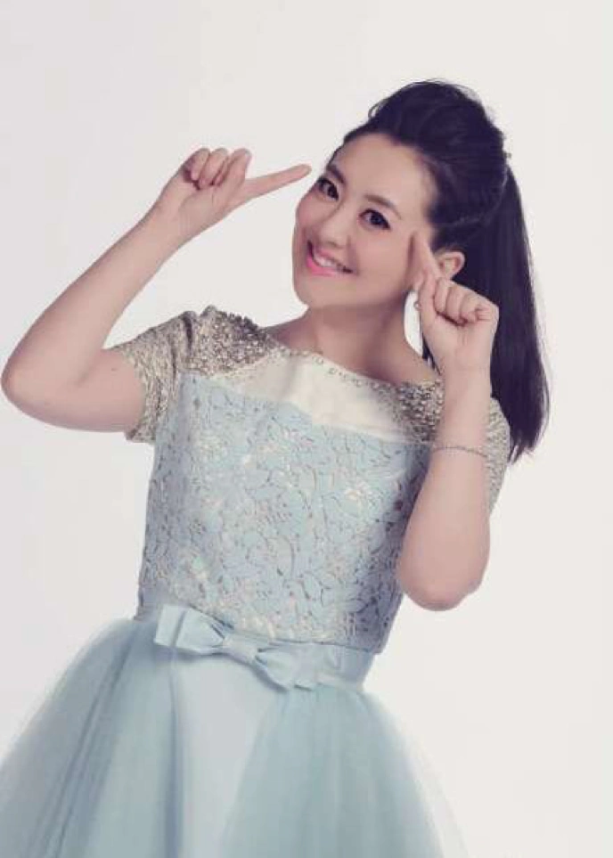 央视主持人月亮姐姐晒2岁儿子近照,她家的窗帘太接地气了