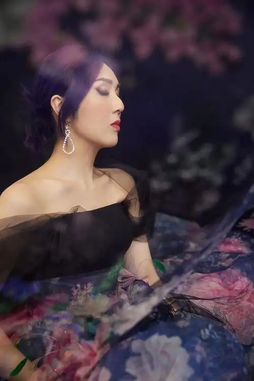 杨千嬅一袭华美花裙亮相江苏跨年 经典情歌串烧视听盛宴