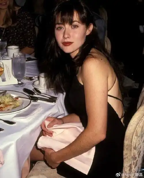 美国女演员莎侬·多赫提(shannen doherty)昨日因乳腺癌病逝,享年53岁