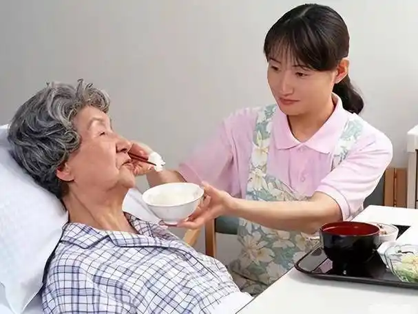 白天做家务,晚上照顾老人,"陪床保姆"揭开保姆圈秘密_吕大妈_工作