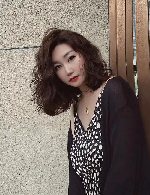 肩膀以上长度的发型是一种既时尚又方便的选择,适合各种场合和季节,也