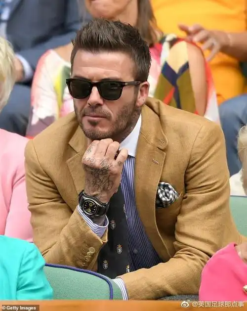 贝克汉姆快秃头了#竟然是热搜第一英媒拍到小贝外出购物,换了寸头后