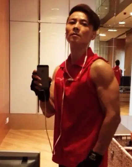 张晋手臂肌肉靠举女儿