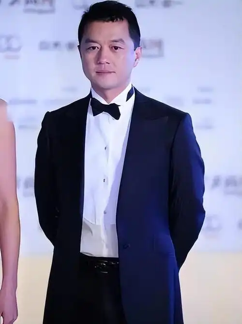 热搜欠债4000万李亚鹏直播突然痛哭吃了一周外卖