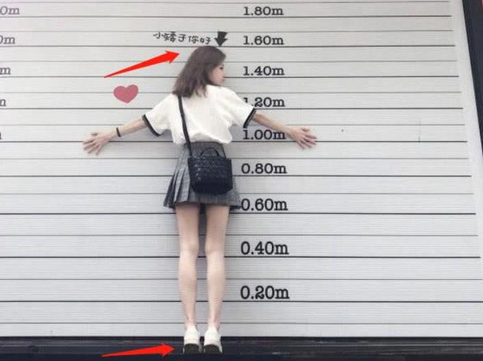 冯提莫最搞笑的图片,闻脚臭没啥,各种身高对比图才是笑点