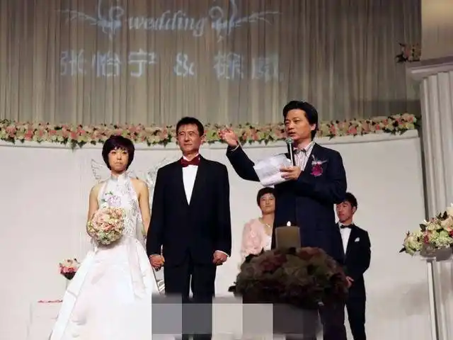 徐威是一名金融界的人士,之前没有婚史,在北京和香港都有自己的事业