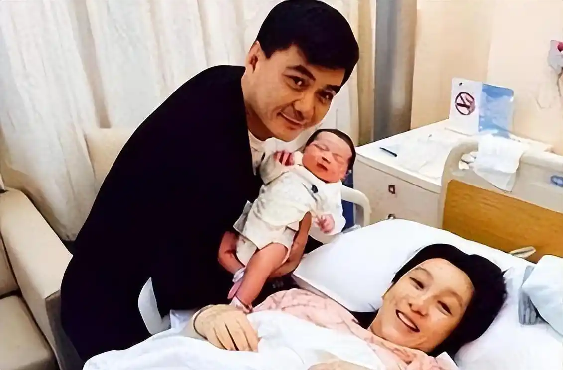 回顾秦海璐给单眼皮上千万保险?产下"巨婴症"儿子,险哭瞎双眼