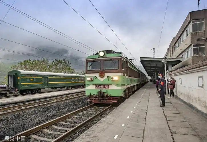 四川大凉山慢火车脱贫致富的希望车民族团结的连心车