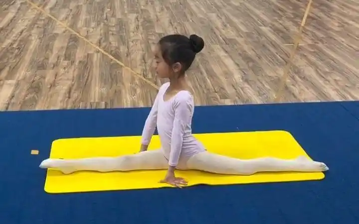 儿童舞蹈基本功课堂:竖叉练习