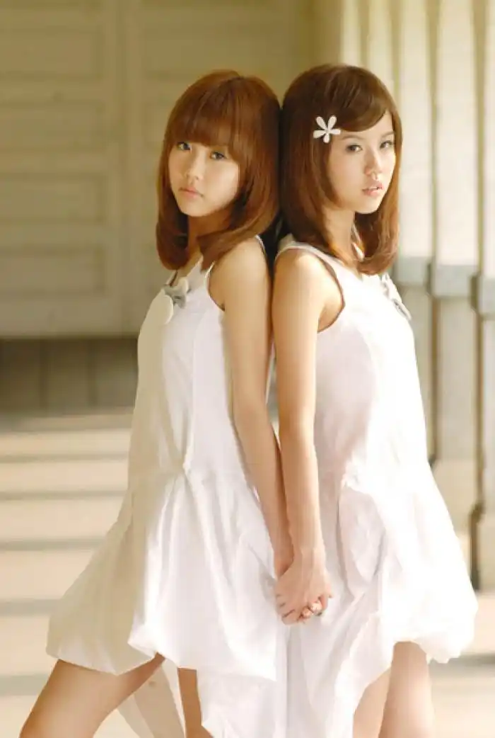 【当年风靡全国的"双胞胎"by2,刚出道的样子清纯可人,美到窒息】当年