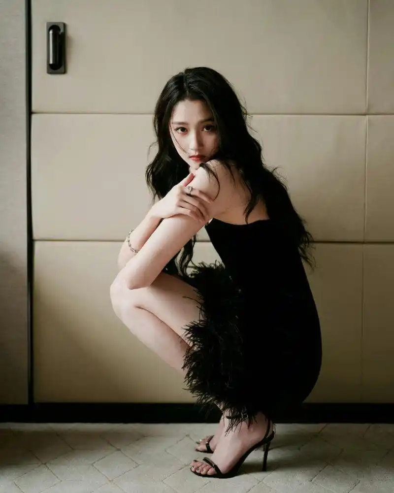 关晓彤美腿一字带高跟 中间那张真的是让人控制不住