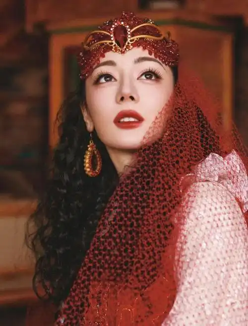 摔了一跤登上热搜,火遍全网的她不止是靠颜值|高雯|春晚|迪丽热巴