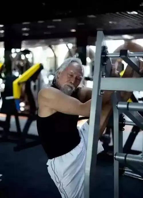 被61岁的陈道明帅到了!这才叫大叔,有啤酒肚的那叫大