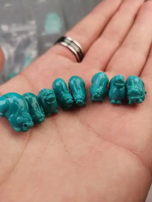 而作为绿松石佩戴绿松石貔貅大口无肛,寓意直进不出,所以说他招财被