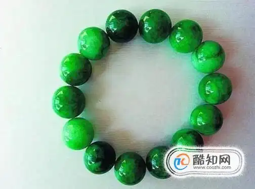 01如果想要辨别绿玛瑙的真假,首先可以去看它的颜色,如果颜色比较鲜艳