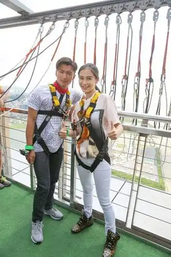 《锋味》baby搂腰告白谢霆锋 上演"泰坦尼克"桥段