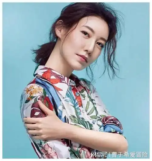 41岁高露对比44岁高圆圆:长相非常相似,但风格却截然不同