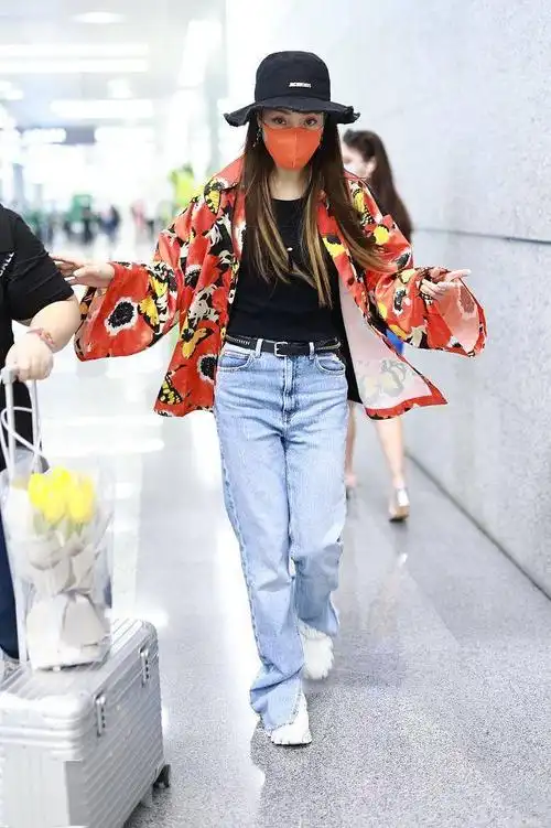 开启度假模式容祖儿穿度假风衬衫搭配阔腿牛仔裤舒适随意