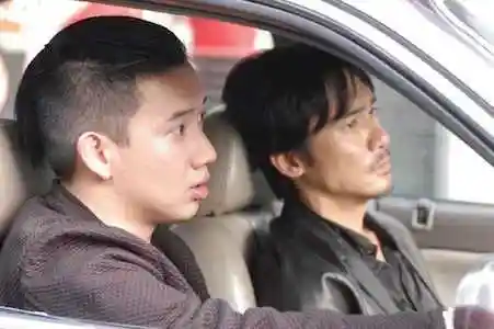 《无间道1》中,当陈永仁通过文件袋的字迹发现刘建明是卧底时,为什么