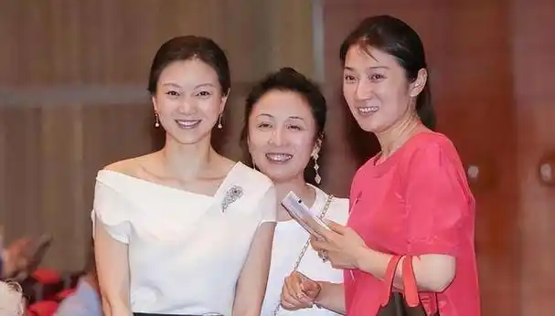 陈婷19岁跟大31岁张艺谋六年生三孩她的痴爱让人敬佩