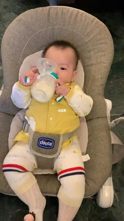 7m 7d自己喝奶已经很熟练啦_2020年的鼠宝宝_萌娃_宝宝日常
