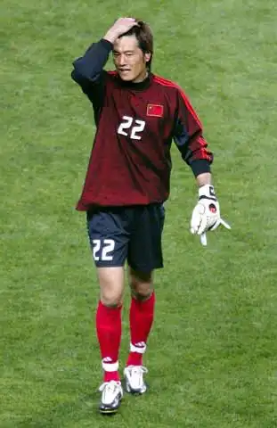 图文中国队04巴西队门将江津表情痛苦地退场