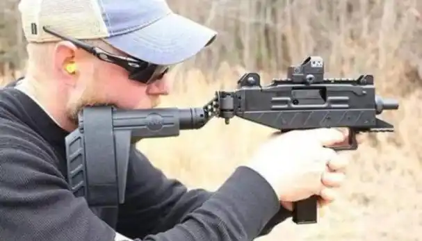 uzi9mm冲锋枪在枪匣两侧有数根纵向肋条,可提高机匣强度和容纳泥沙等