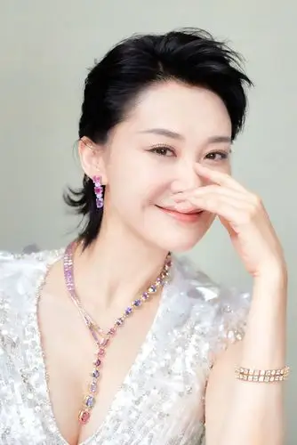 许晴流光大片秀优越身姿 短发飒爽璀璨珠宝衬华贵气质