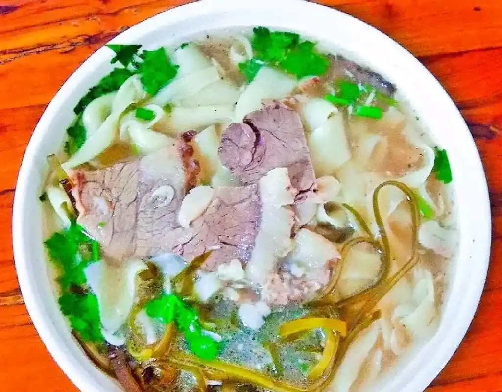 郑州最火爆的"牛肉烩面",15元一碗,一天卖800碗,吃的人多!