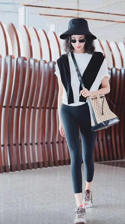 王紫璇腿长就是任性穿白t恤配健美裤就走机场渔夫帽时髦洋气