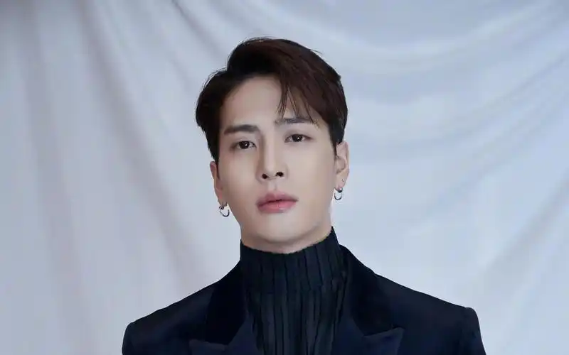 时尚潮流男孩王嘉尔帅气黑色西装迷人写真