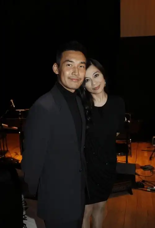 陈松伶晒与张铎旧照颇感慨借机表白对方结婚十年无孩子仍恩爱