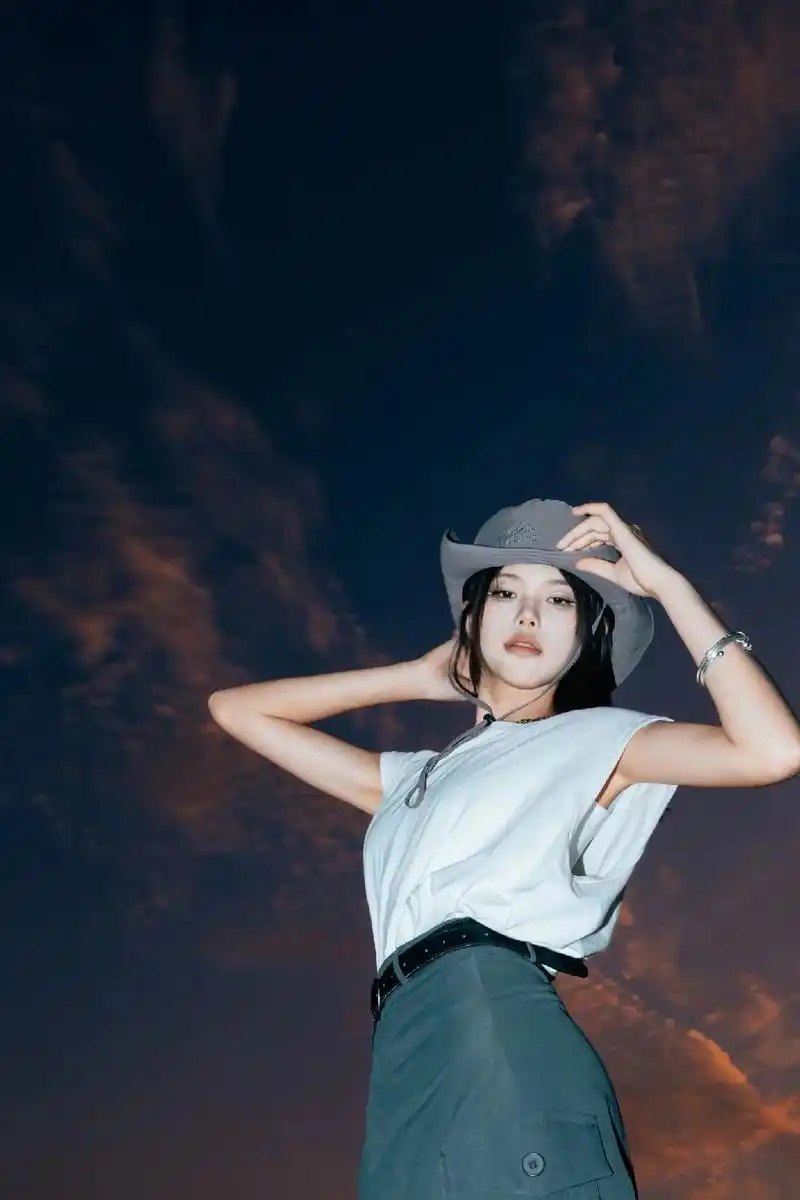 我就是个爱给女朋友拍照的鼠鼠捏.#摄影 #校园 #爱情 @吃 - 抖音