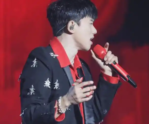 张杰演唱会受伤被网暴(张杰演唱会突发舞台事故)7