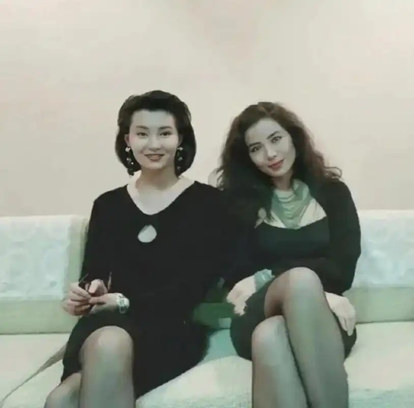 90年代初期,张曼玉与钟楚红合影留念.