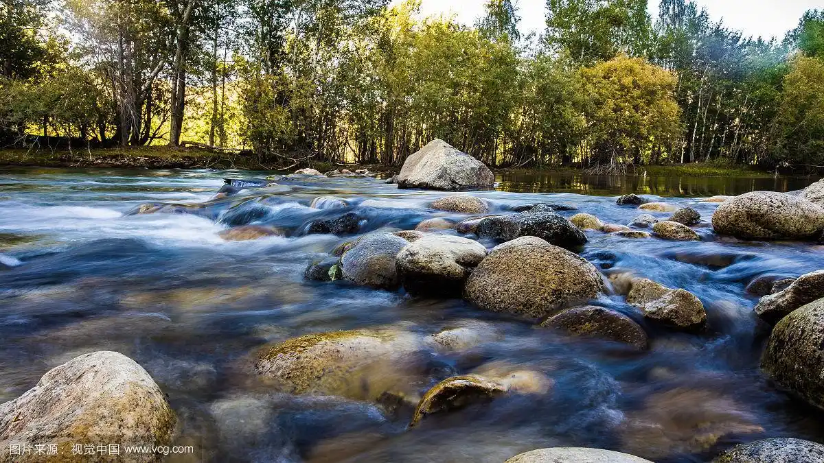 新疆可可托海河流中的鹅卵石
