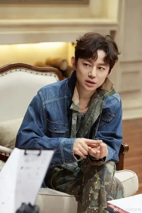 【#大侦探9新春接福#超前聚会高清剧照】之@何炅:  冷静观察全局,一切