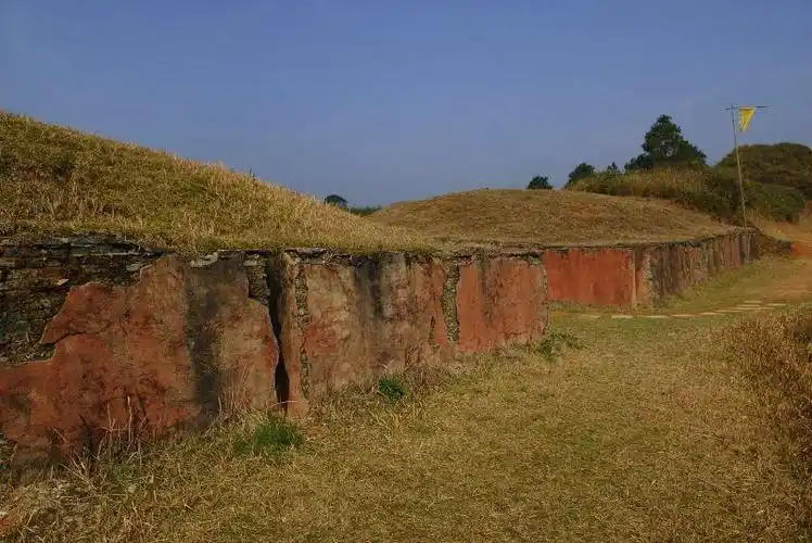 从遗址看来,武夷山汉城呈现了不规则的长方形.