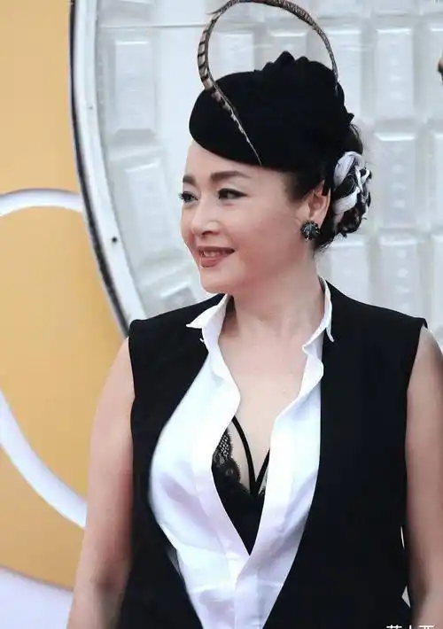 62岁恬妞真敢穿,连衣裙内搭衬衫秀出时尚衣服,富态身材更高级_白色