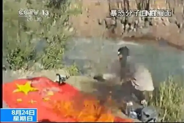 央视曝恐怖组织焚烧多国国旗视频