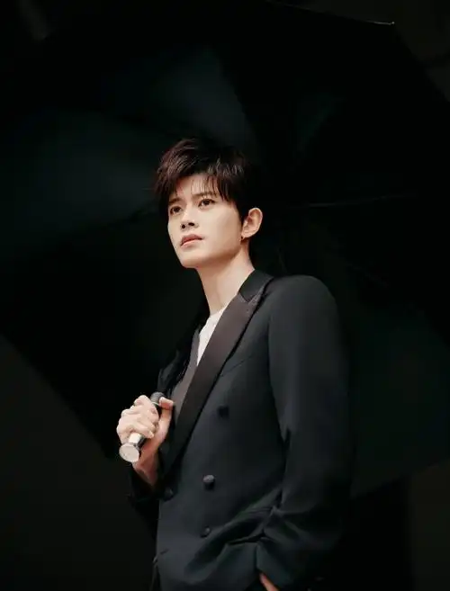 裁切率性的潇洒7315boss@任嘉伦allen黑色西装反差感造型来袭