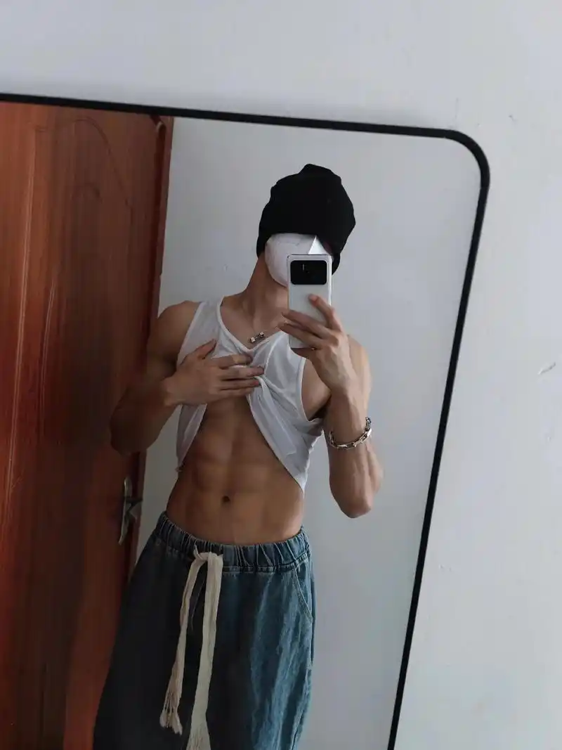 穿背心的季节又到了 #男生穿搭 #腹肌 #抖音图文来了  - 抖音