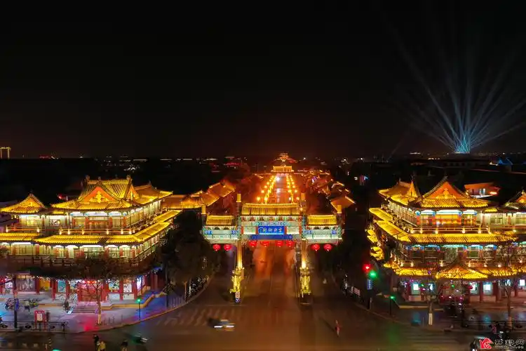 2月5日,临近春节,开封大街小巷灯火璀璨,游走在街头,一街一景,煞是