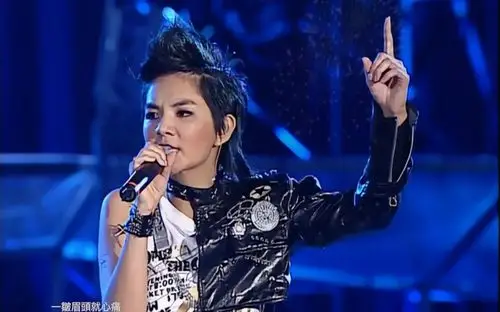 shesuperstar爱而为一演唱会版带耳机效果更佳个人觉得最好听的版本