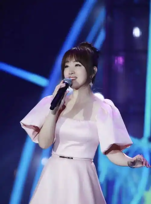 原创杨钰莹158cm又怎样穿白色西装配阔腿裤堪称小个子穿搭教科书