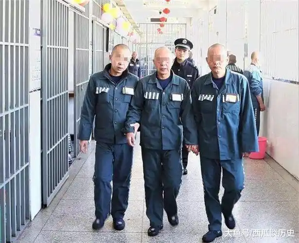 在监狱里被判无期徒刑的犯人每天在里面做什么看完很心酸