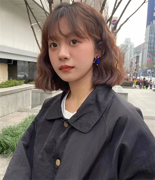 不管是齐下巴,还是齐肩长度的短发,微卷蛋卷头在视觉上很精致.